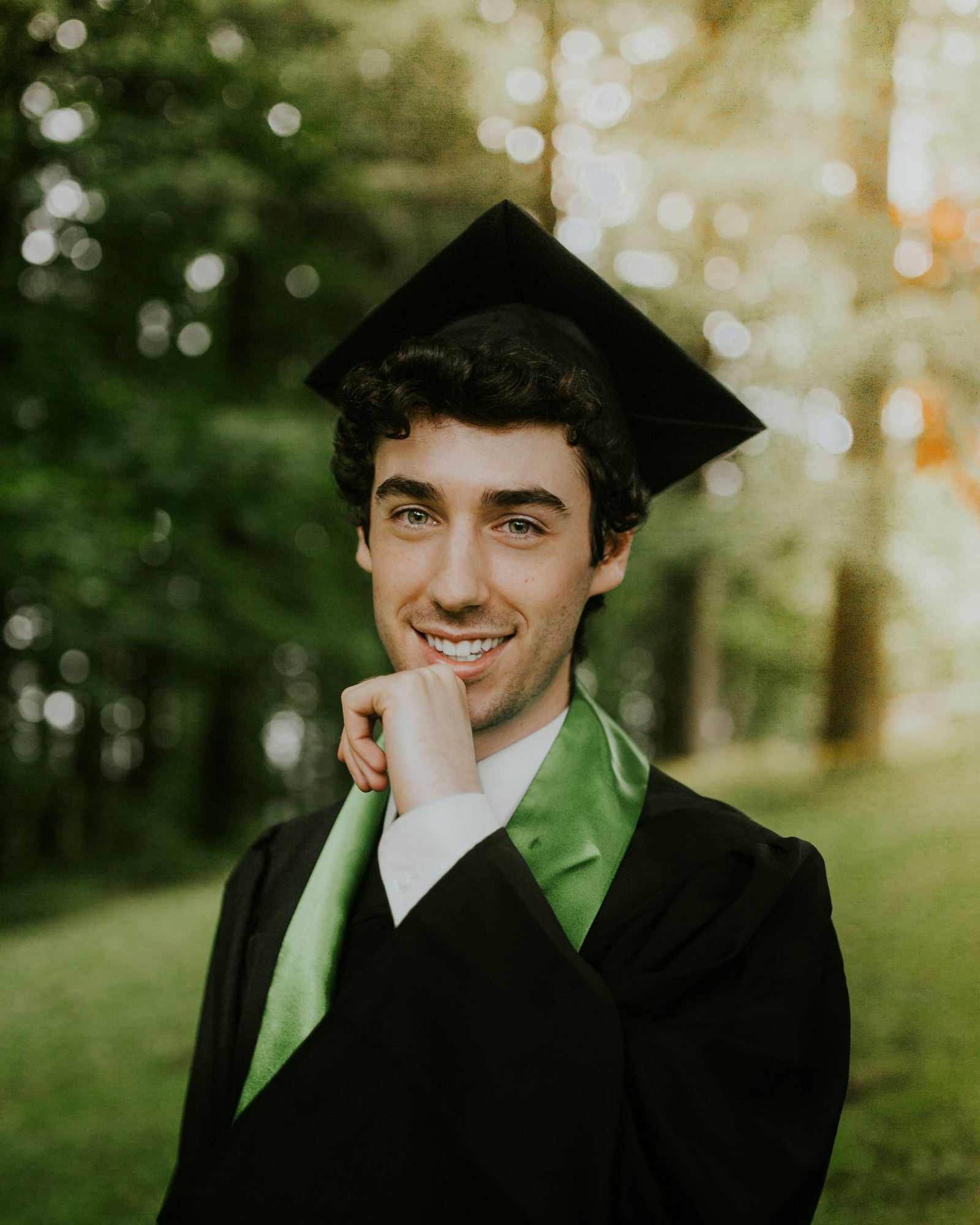 Fotografía del graduado con toga y birrete